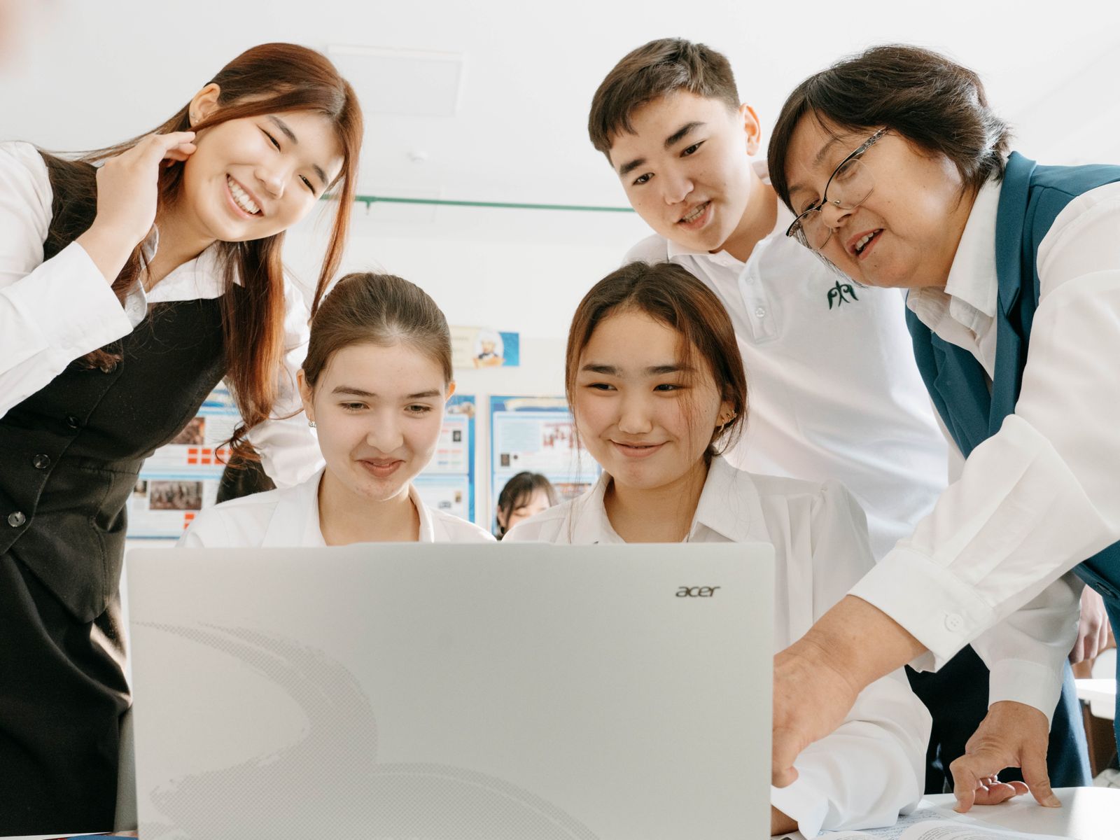 В Казахстане запустился один из крупнейших в мире проектов по внедрению ИИ в образование