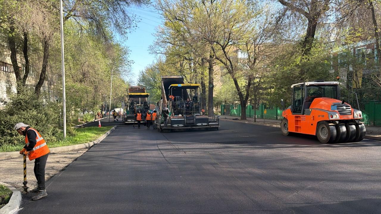 В Алматы текущим ремонтом охвачено более 22 тыс. м2 дорожного полотна 