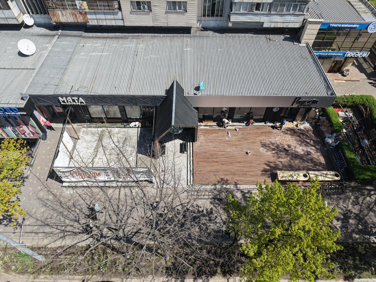 В Алматы снесли летнее кафе в центре города