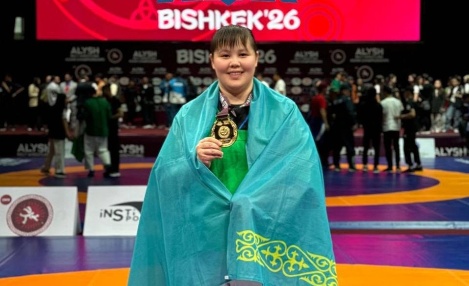 Полицейский из Казахстана одержала победу в поясной борьбе в Бишкеке