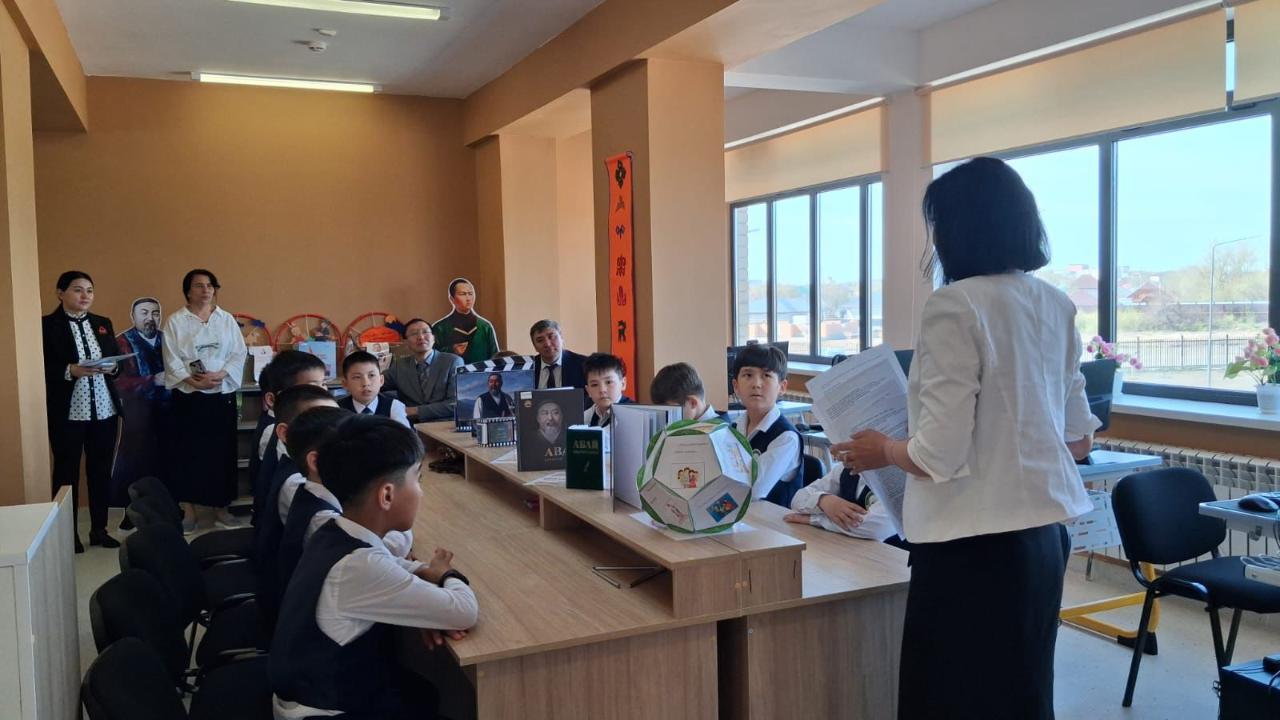 Школьники Актобе отметили Национальный день книги