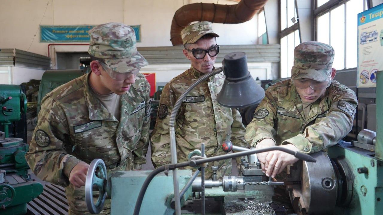 В Алматы состоялся первый выпуск специалистов-ремонтников Вооруженных сил