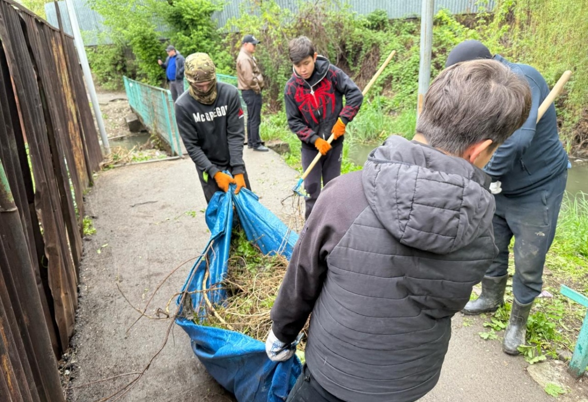 Несмотря на ненастное утро в Жетысуском районе субботник состоялся, благодаря энтузиазму волонтеров