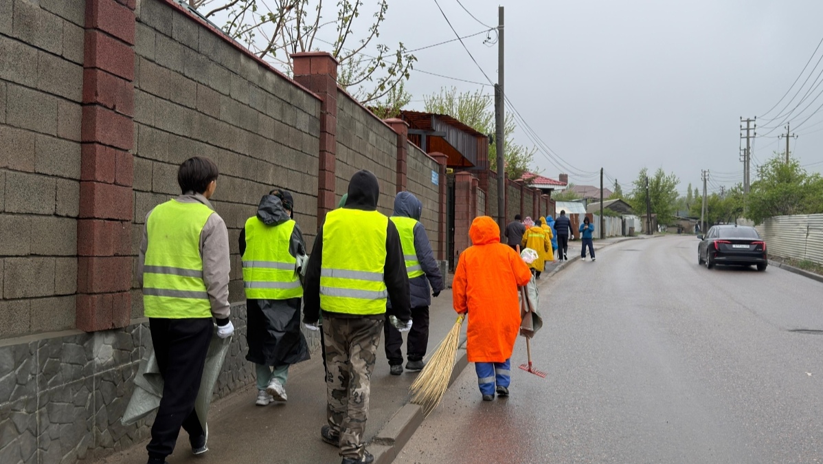 В Алматы на улице Карьерной проведён субботник с участием жителей и коммунальных служб