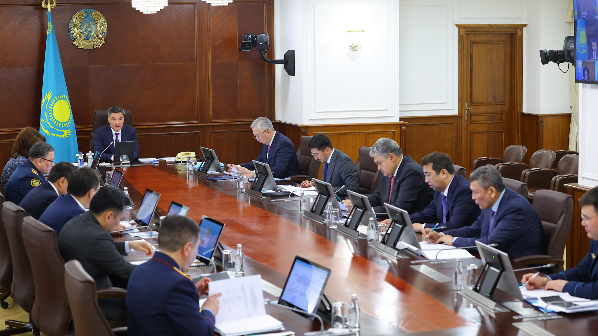 Олжас Бектенов обсудил миграционную ситуацию и меры ее регулирования в Казахстане 