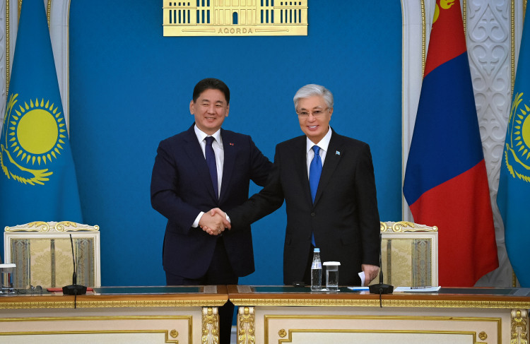 Президенты Казахстана и Монголии провели совместный брифинг для представителей СМИ