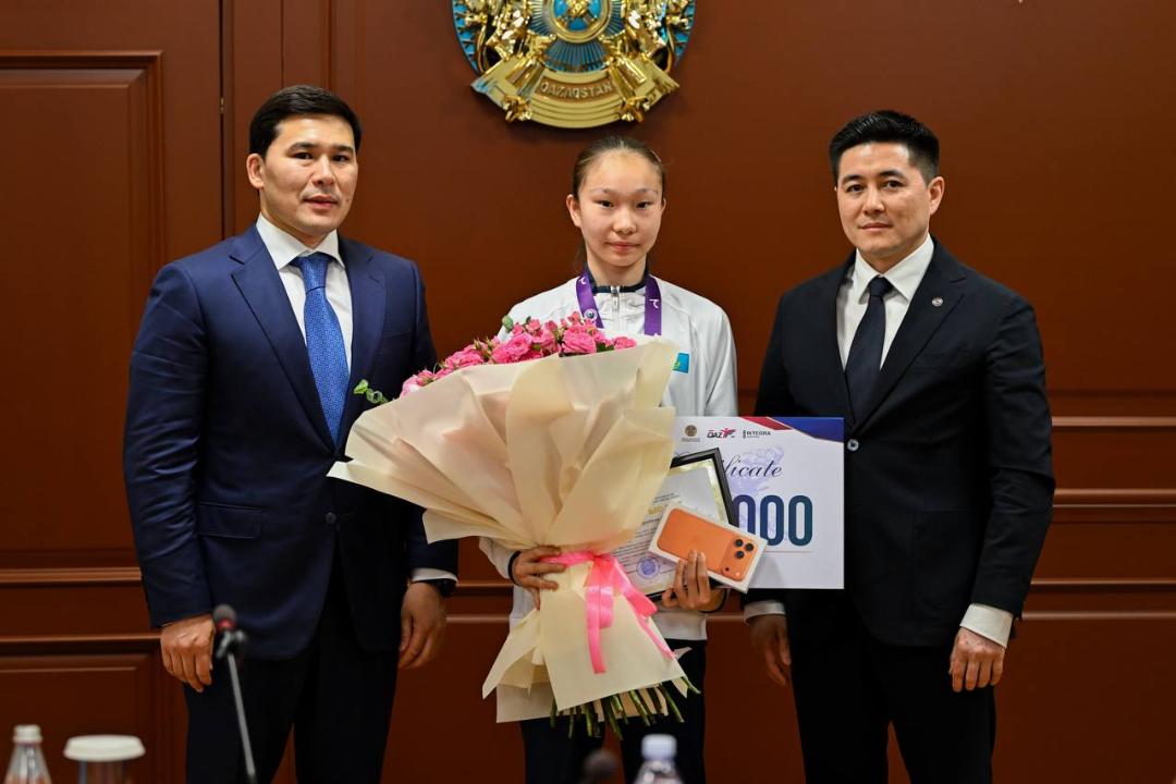 Министр спорта наградил чемпионку мира по таеквондо Айым Серикбаеву