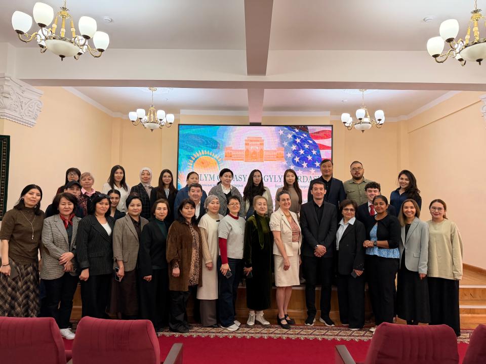 Генеральное консульство США передало фонду «Ғылым ордасы» уникальную коллекцию научных книг