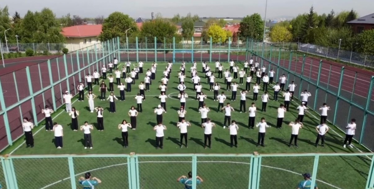 Более 50 тыс. школьников и студентов Алматы одновременно вышли на зарядку