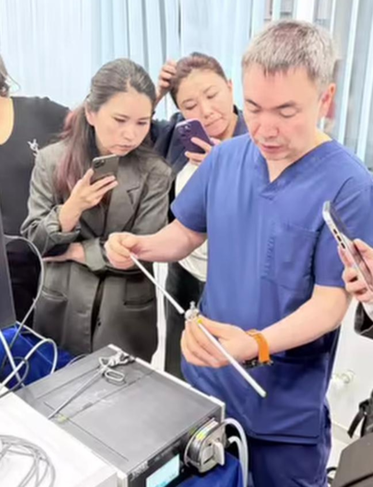 В Алматы в рамках международного мастер-класса выполнили 14 операций