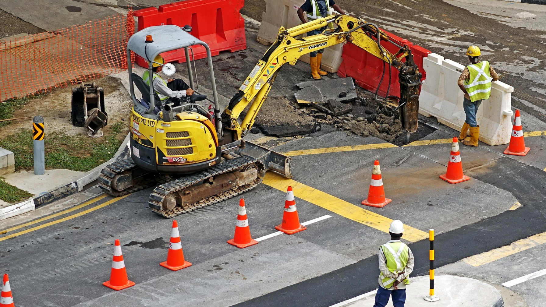 В Алматы на пересечении пр. аль-Фараби и ул. Мендыкулова модернизируют газопровод