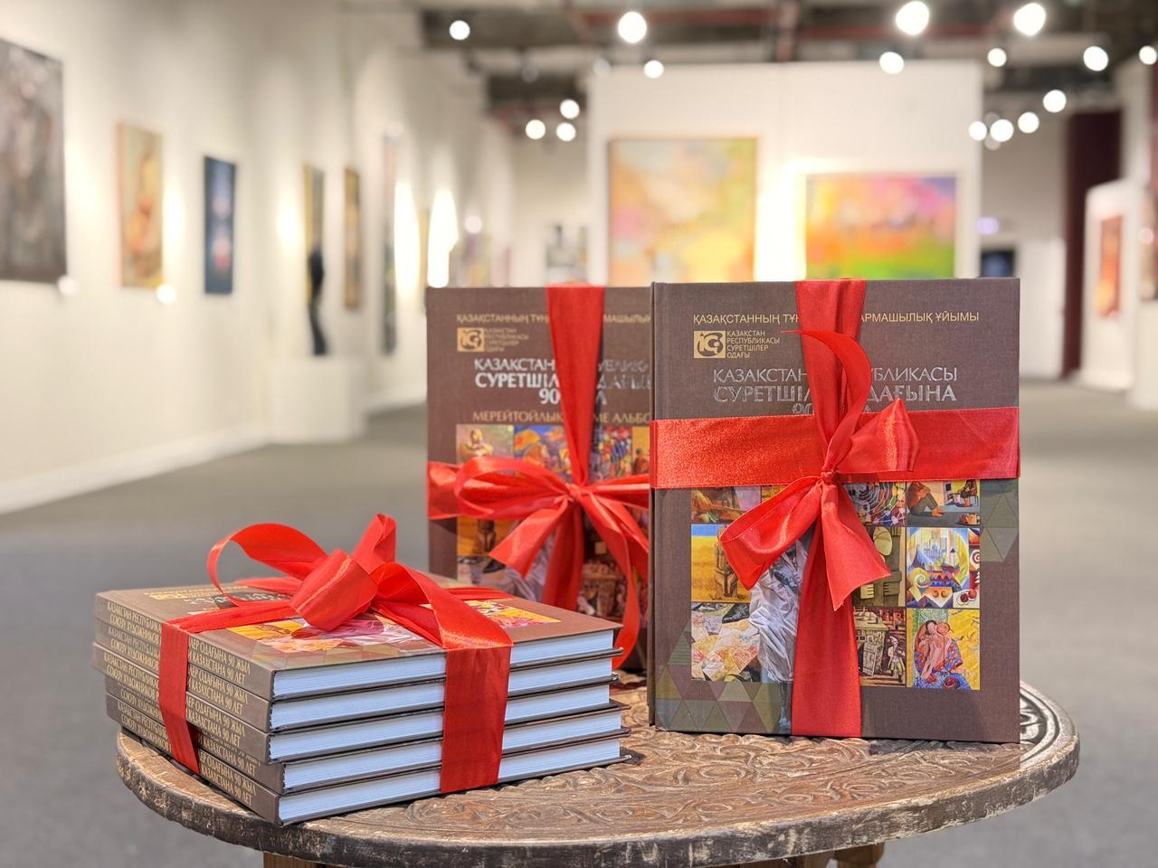 В Алматы презентовали альбом к 90-летию Союза художников и открыли выставку молодых талантов