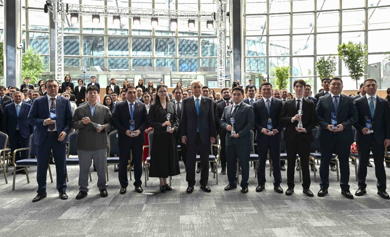 Глава государства наградил победителей национального конкурса alem.ai battle