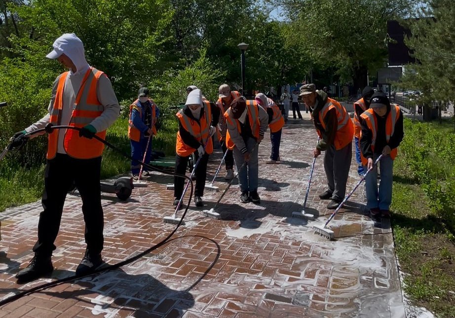 В Алматы проводят мойку тротуаров с применением чистящих средств