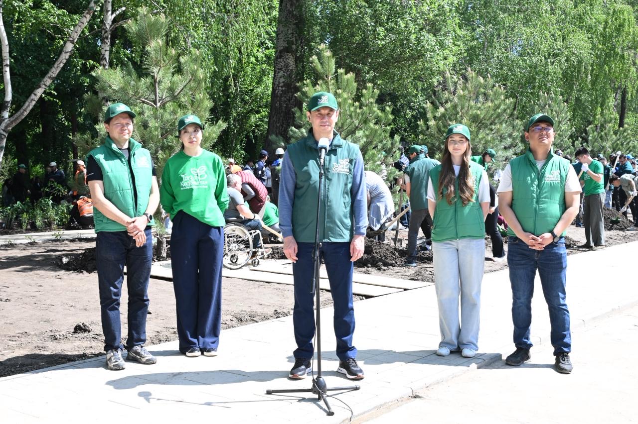 Аким Алматы Дархан Сатыбалды принял участие в масштабном субботнике