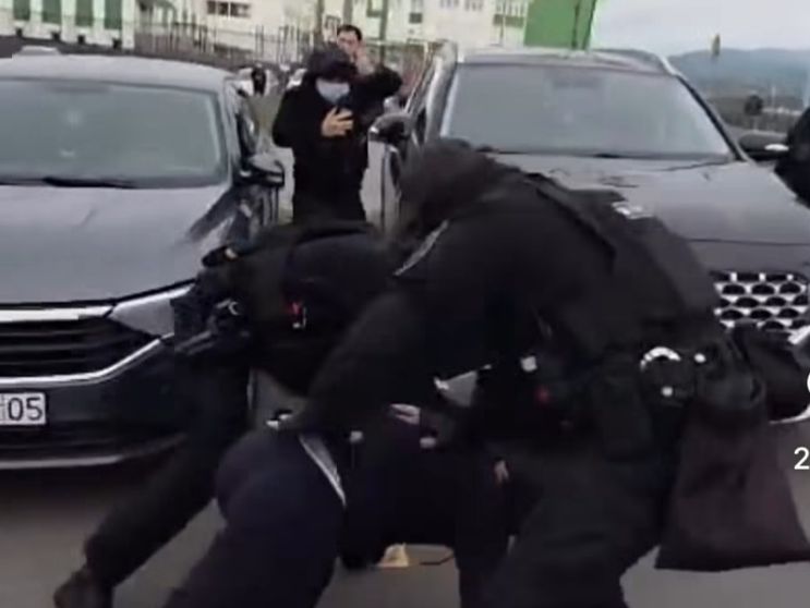 Потребовали 10 млн тенге: в Алматинской области задержана группа вымогателей