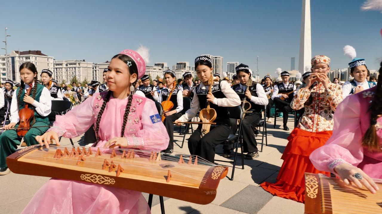 В Астане 2000 школьников одновременно исполнили кюй «Алтын ұя»