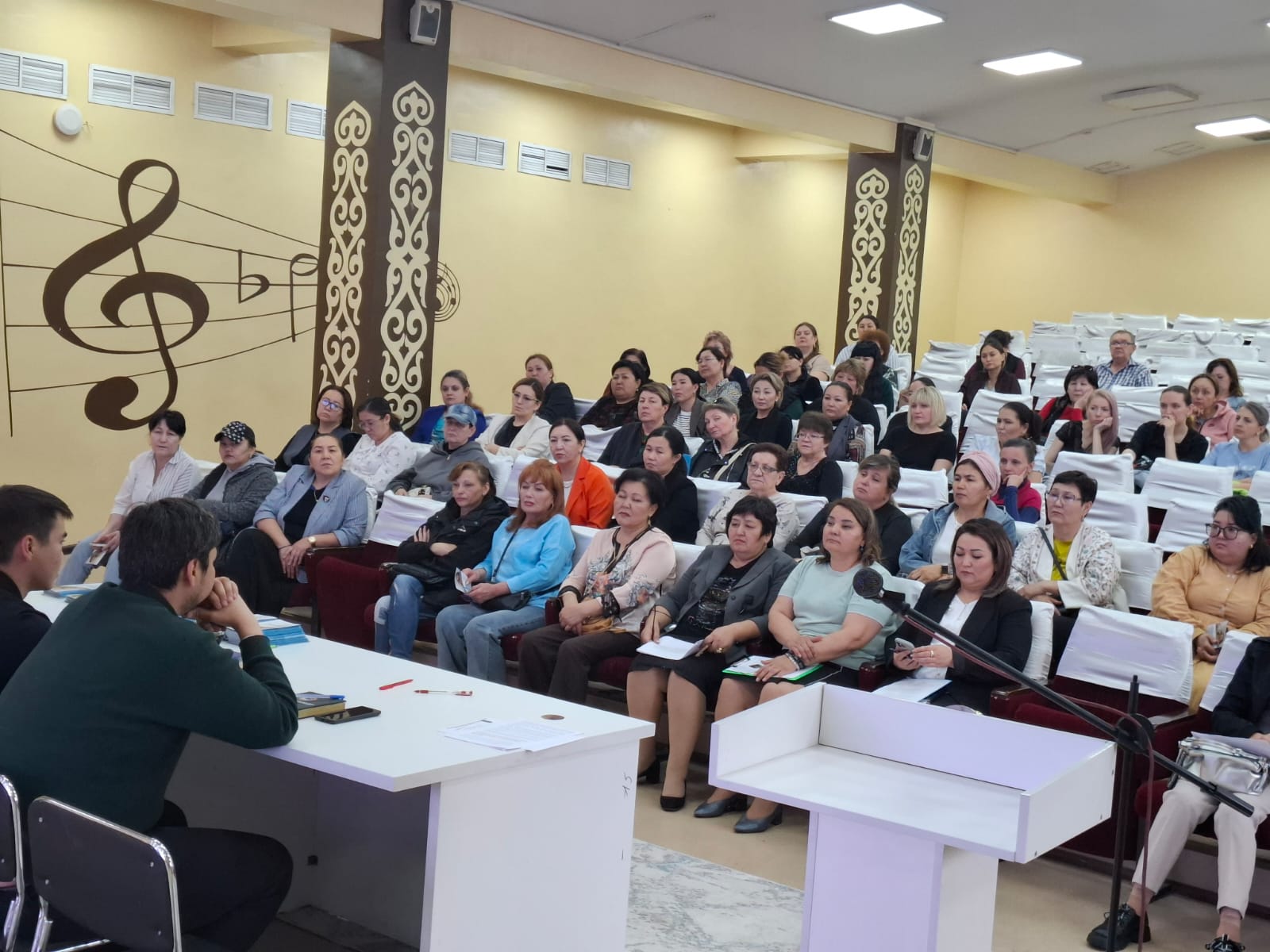 В Алматы усиливают меры безопасности в школах и профилактику экстремизма среди несовершеннолетних