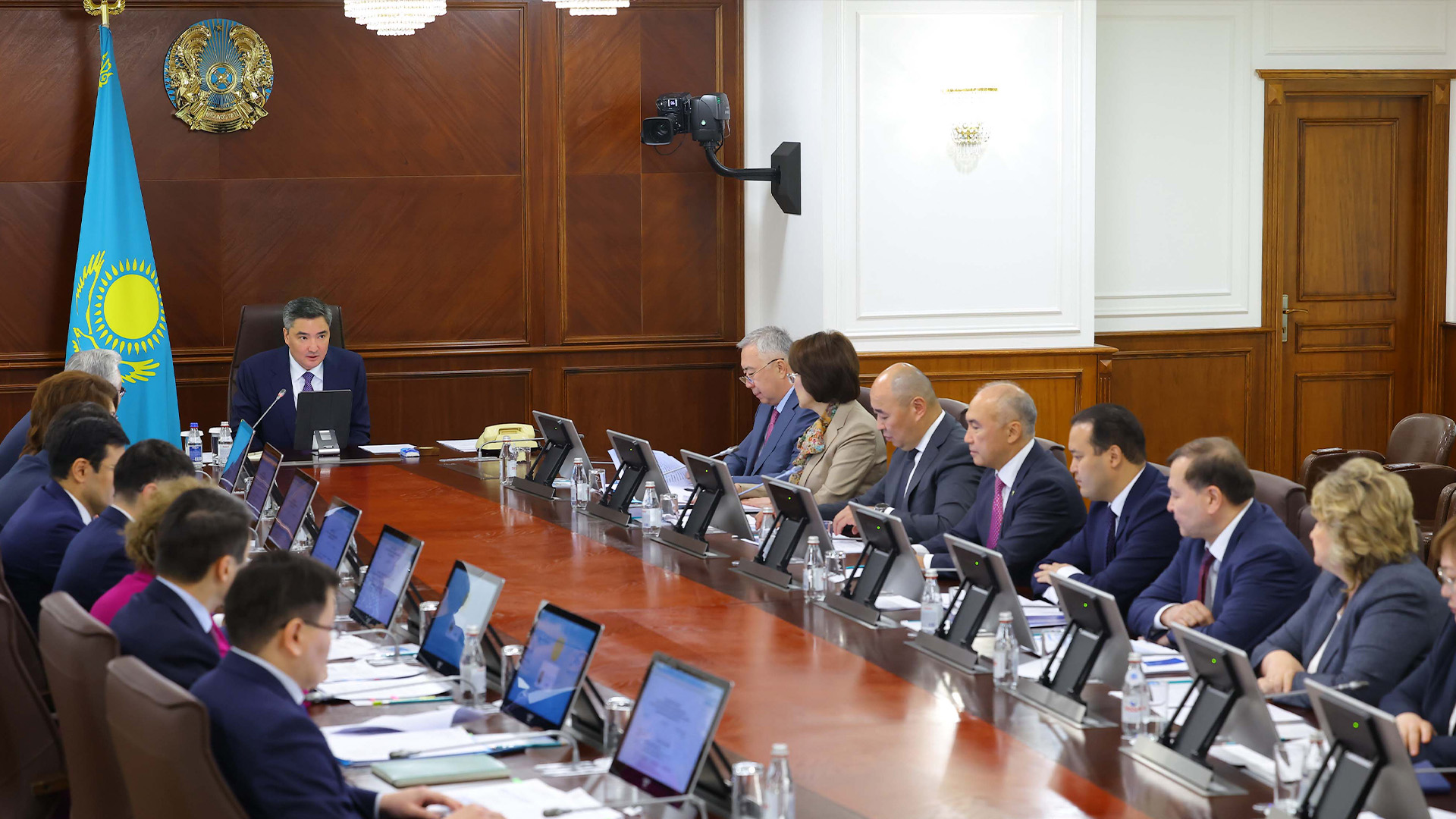 Олжас Бектенов обсудил развитие фармацевтической и медицинской промышленности