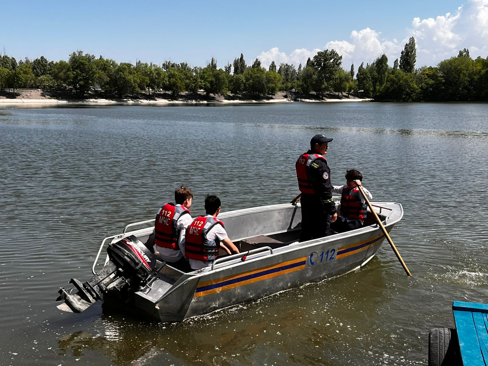 В Алматы прошли учения по спасению на воде с участием школьников